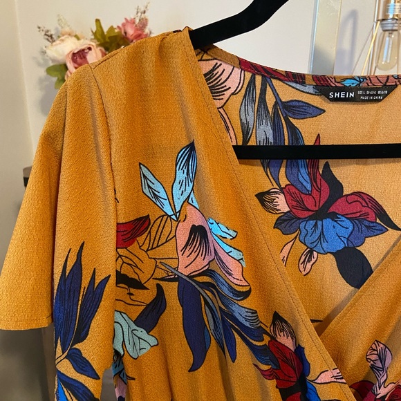 Flutter sleeves, short, floral dress. SHEIN size large - Picture 5 of 7